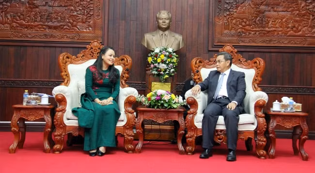 Председатель Союза женщин Вьетнама Нгуен Тхи Тху Ха (слева) и Председатель центрального комитета Фронта национального строительства Лаоса Сайсомфон Фомвихан. Фото: Суан Шон - Фам Жанг