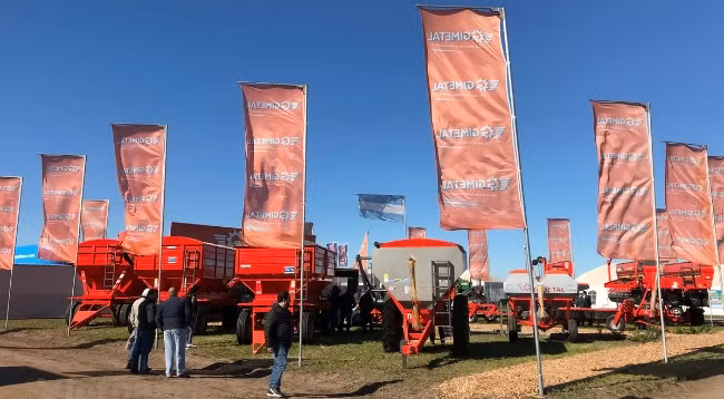 Сельскохозяйственные машины представлены на ярмарке. Фото: VNA 