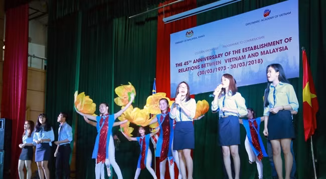 Студенты ДАВ выступают с художественным номером. Фото: baoquocte.vn