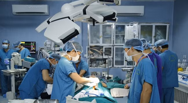 Врачи проводят операцию. 