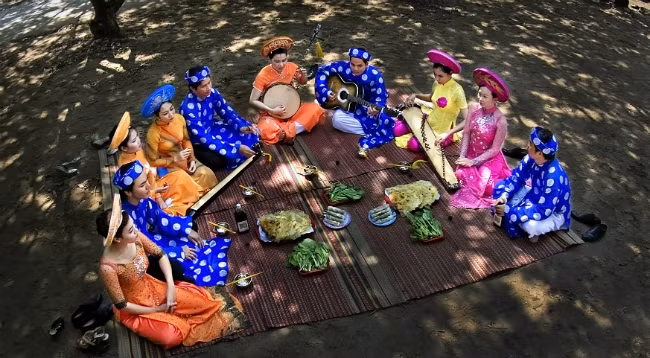 «Дон-ка-тай-ты» исполняется группой музыкантов, которые сидят на доске или соломенном коврике и спокойно играют. Фото: sankhau.com.vn