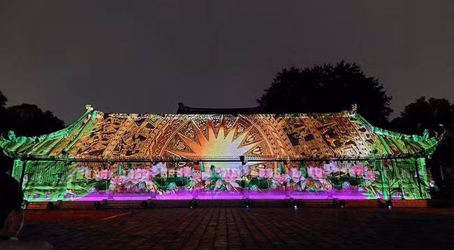 Храм литературы Ванмиеу-Куоктыжам становится мерцающим и живым благодаря использованию технологии 3D Mapping.