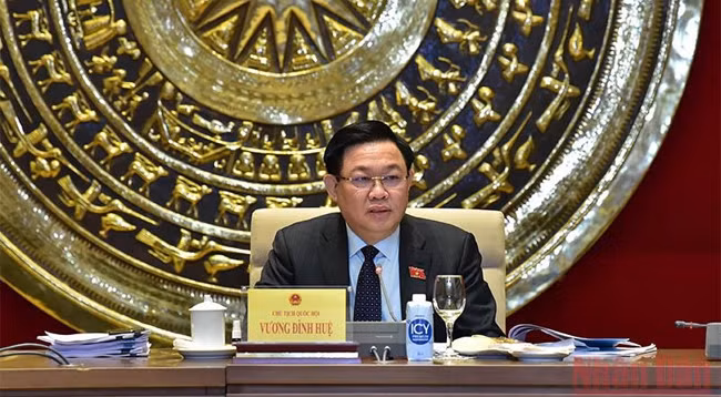 Председатель НС Выонг Динь Хюэ выступает с речью.