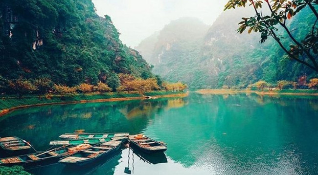 Круглый год вода в озере чистая, имеет изумрудный цвет. Фото: dulichkhampha24.com