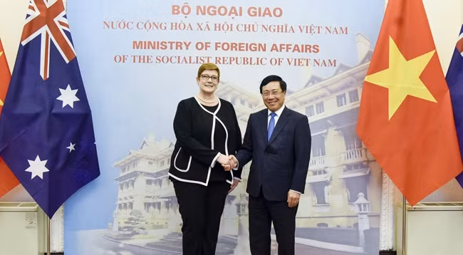 Вице-премьер, Министр иностранных дел Вьетнама Фам Бинь Минь (справа) и Министр иностранных дел Австралии Марис Пейн. Фото: baoquocte.vn