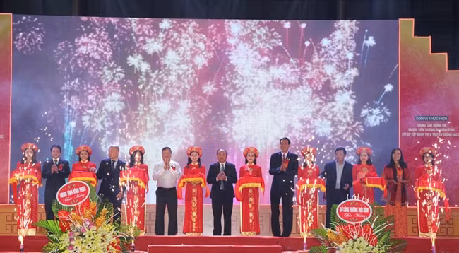 Церемония разрезания ленты открытия ярмарки. Фото: baovinhphuc.com.vn