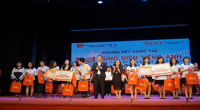 Вьетнамско-немецкая СОШ и Ханойский институт народного хозяйства стали командами-победителями. Фото: m.tuoitrethudo.vn