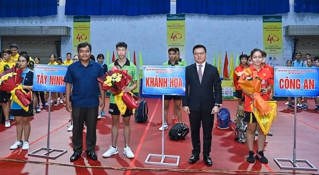 Главный редактор газеты «Нянзан» Ле Куок Минь (справа), Секретарь Парткома провинции Жалай Хо Ван Ниен и делегации. Фото: Зюи Линь