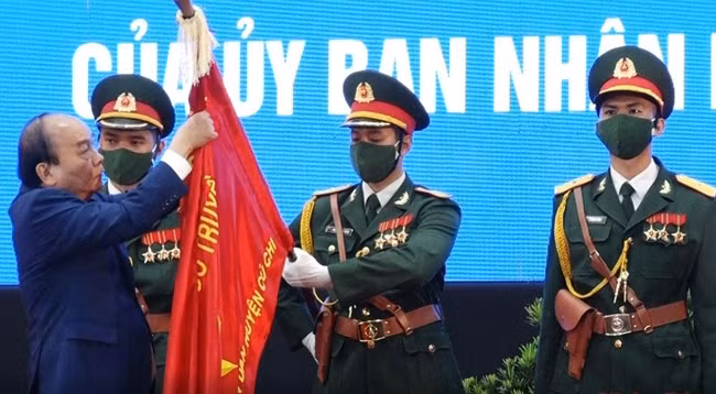 Президент Нгуен Суан Фук вручает Орден Труда третьей степени уезду Кутьи.