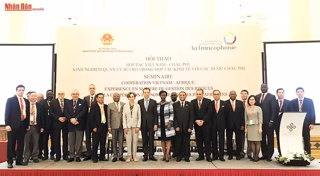 Делегаты фотографируются на память. Фото: Тхе Чан