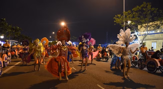 Художественный номер в рамках карнавала. Фото: Ань Дао