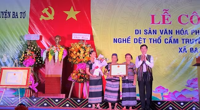 Церемония получения сертификата о признании ремесла парчового ткачества представителей народности Хрэ в деревне Тэнг объектом национального нематериального культурного наследия. Фото: kinhtedothi.vn