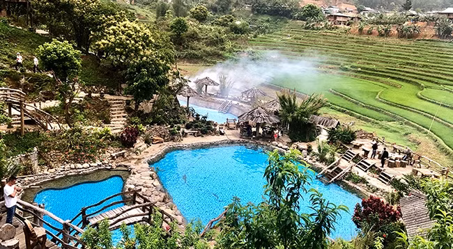Экологическая зона горячего минерального источника Чамтау является привлекательным направлением для туристов. Фото: Нгок Лиен