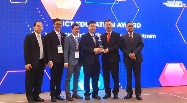 Премия была вручена 13 ноября в рамках саммита по цифровым технологиям ASOCIO 2019 года. Фото: VTV