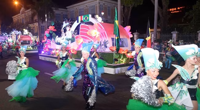 Танцоры выступают на карнавале. Фото: vietnamplus.vn