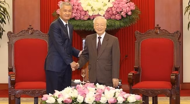 Генеральный секретарь ЦК КПВ Нгуен Фу Чонг и Секретарь Парткома, Председатель Народного совета Вьентьяна Ануфап Туналом. Фото: VNA