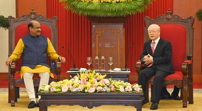 Генеральный секретарь ЦК КПВ Нгуен Фу Чонг (справа) и Председатель нижней палаты Парламента Индии Ом Бирла. Фото: Зюи Линь