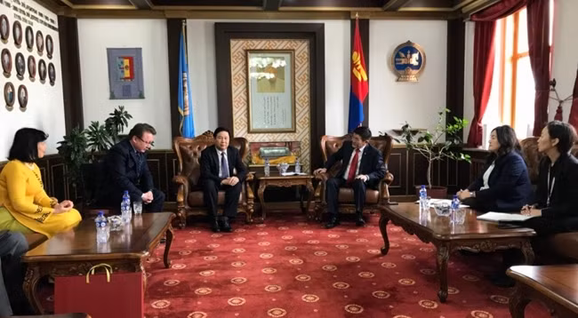 Генерал-лейтенант Нгуен Нгок Ань (в центре слева) и Министр юстиции и внутренних дел Монголии Ценд Нямдорж (в центре справа). Фото: baoquocte.vn