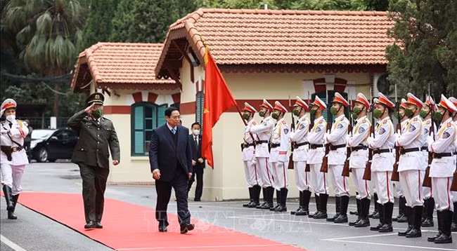 Премьер-министр Фам Минь Тьинь обходит строй почетного караула. Фото: VNA