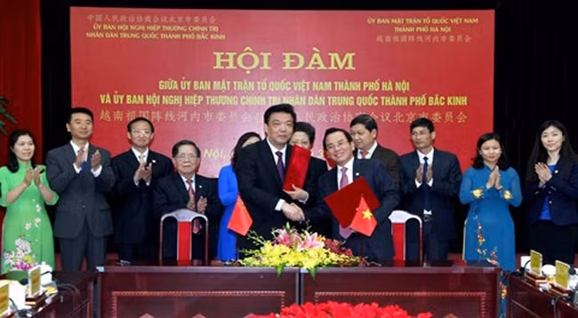 Комитет Отечественного фронта Вьетнама города Ханоя и делегация Китайской народной политической консультативной конференции города Пекина. Фото:kinhtedothi.vn