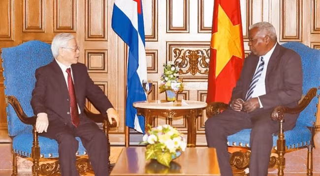 Генеральный секретарь ЦК КПВ Нгуен Фу Чонг (слева) и Председатель НА Народной власти Кубы Эстебан Лазо Эрнандес. Фото: VNA