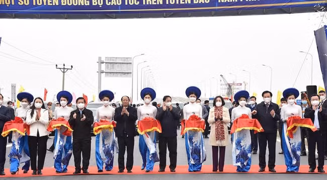 Премьер-министр Фам Минь Тьинь и делегаты выполняют церемонию открытия проекта. Фото: Чан Хай