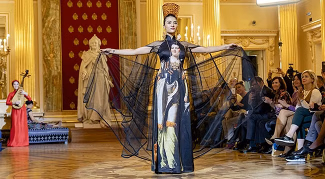 Коллекция под названием «Тайна Феникса» знаменитого вьетнамского дизайнера-модельера Данг Тхи Минь Хань. Фото: Нам Донг