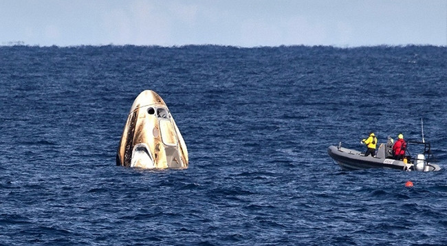Корабль компании SpaceX успешно приводнился в Мексиканском заливе. Фото: NASA
