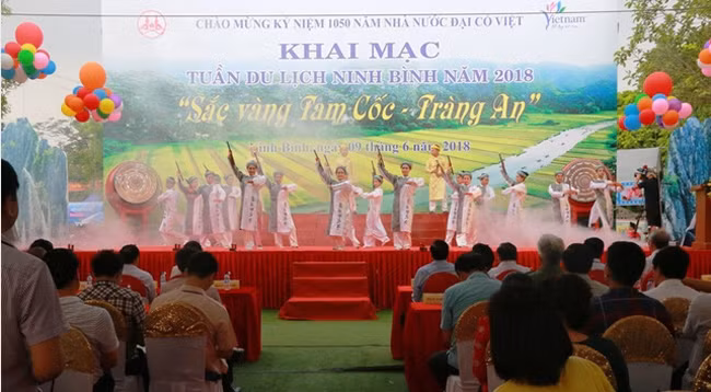 Художественный номер на церемонии открытия. Фото: dulich.dantri.com.vn