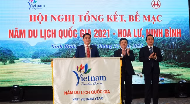 Передача переходящего знамена для проведения Национального года туризма 2022 провинции Куангнам.