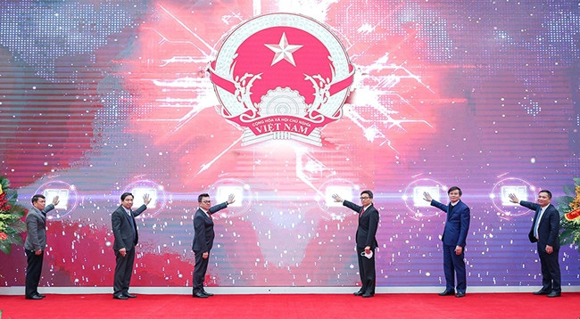 Делегаты нажимают кнопки в знак открытия нового интерфейса Правительственного портала и Правительственной электронной газеты. Фото: VGP