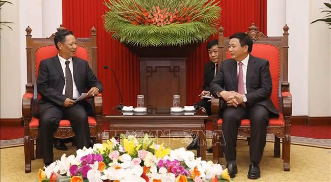 Товарищ Нгуен Суан Тханг (справа) и товарищ Нам Виньякет. Фото: VNA