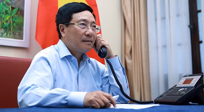 Вице-премьер, Министр иностранных дел Вьетнама Фам Бинь Минь проводит телефонный разгворор с Министром иностранных дел Кувейта. Фото: VGP