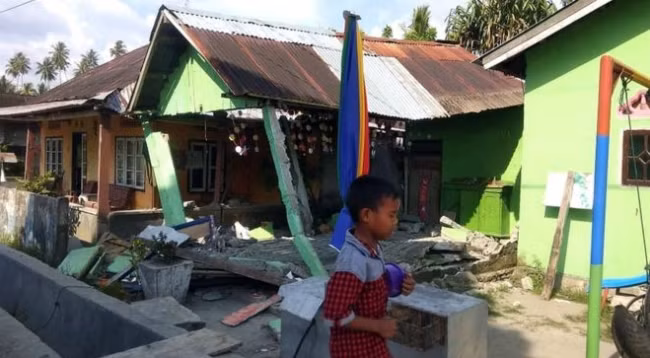 Мощное землетрясение и цунами в Индонезии привели к значительным жертвам. Фото: EPA