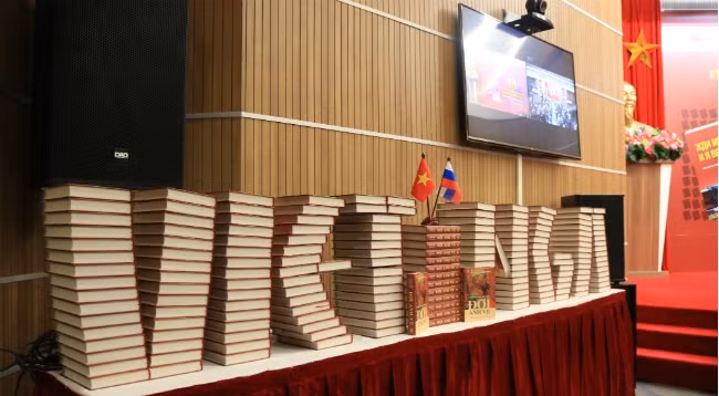 Сборник стихотворений 24 поэтов состоит из 180 произведений о Великой Отечественной войне.