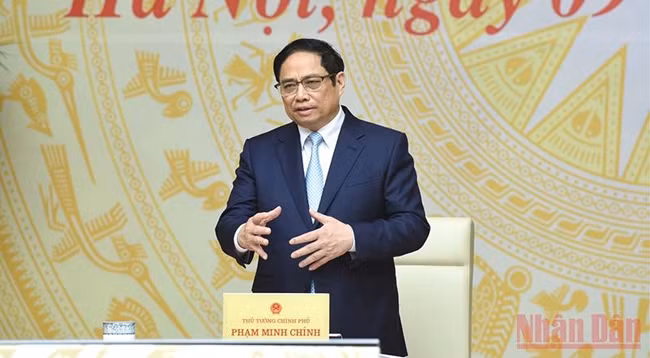 Премьер-министр Фам Минь Тьинь выступает на заседании. Фото: Чан Хай