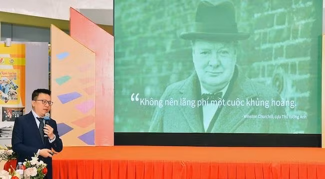 Главный редактор газеты «Нянзан» Ле Куок Минь выступает на форуме. Фото: Тхюи Нгуен