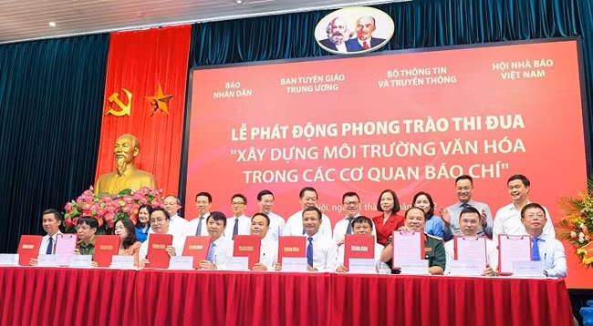 Руководители 11 агентств печати подписывают контракт на реализацию соревновательного движения «Создание культурной среды в агентствах печати». Фото: Чан Хай - Тхань Дат 