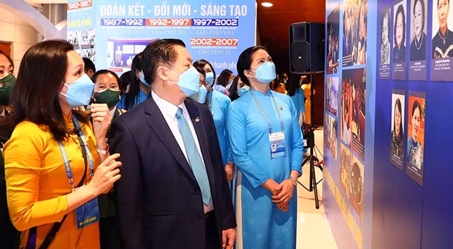 Товарищ Нгуен Чонг Нгиа и посетители выставки. Фото: VNA