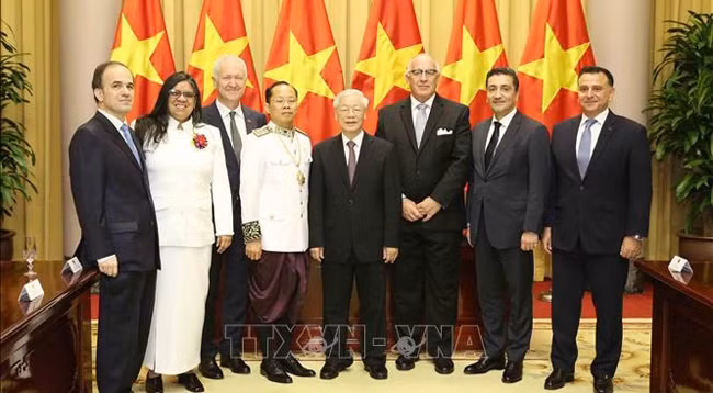 Генеральный секретарь ЦК КПВ, Президент Вьетнама Нгуен Фу Чонг фотографируется с Послами. Фото: VNA