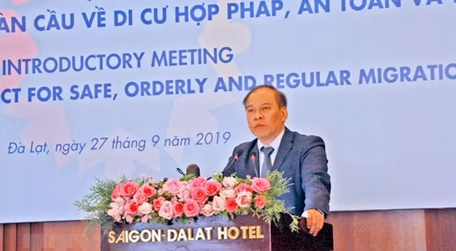 Начальник Консульского управления МИД Ву Вьет Ань выступает на конференции. Фото: VNA