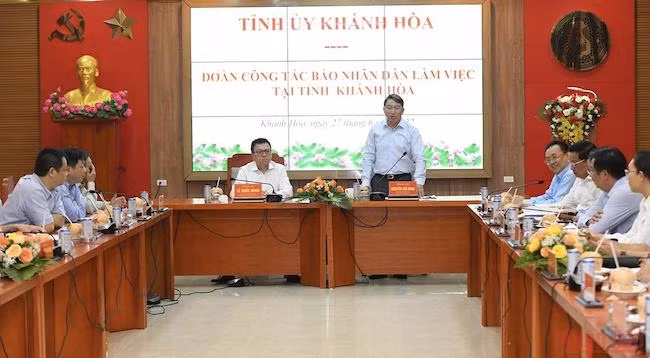 Общий вид встречи между рабочей делегацией газеты «Нянзан» и Парткомом провинции Кханьхоа.