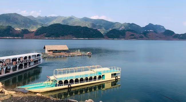 Туристическая пристань в зоне экотуризма Куиньняй. Фото: hanoimoi.com.vn