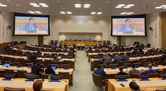 Замминистра иностранных дел Ха Ким Нгок выступает с речью. Фото: baoquocte.vn