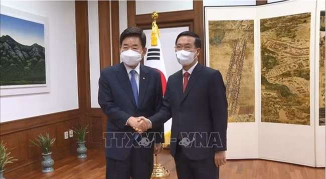 Председатель НС Южной Кореи Ким Чжин Пхё принимает Постоянного члена Секретариата ЦК КПВ Во Ван Тхыонга. Фото: VNA