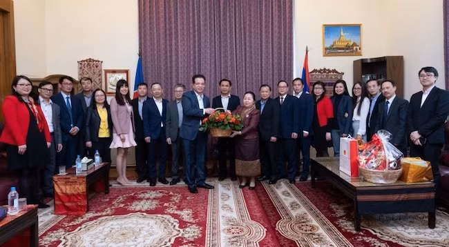Сотрудники Посольства Вьетнама и Посольства Лаоса в России. Фото: Тхань Тхе