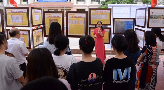 Выставка привлекает внимание многочисленных школьников и студентов на территории города Шонла. Фото: VOV