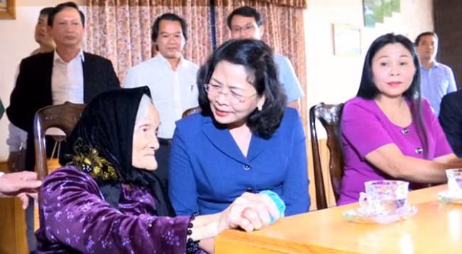 Вице-президент Вьетнама Данг Тхи Нгок Тинь навестила мать-героиню Вьетнама Нгуен Тхи Мыой. Фото: nhandan.com