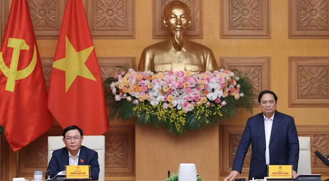 Премьер-министр Фам Минь Тьинь (справа) и Председатель НС Выонг Динь Хюэ на заседании. Фото: VGP