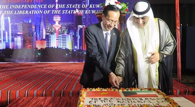 Постоянный заместитель председателя Народного комитета г. Хошимина Ле Тхань Лием (слева) и Генеральный консул Кувейта в г. Хошимине Халед аль-Мутаири. Фото: hochiminhcity.gov.vn